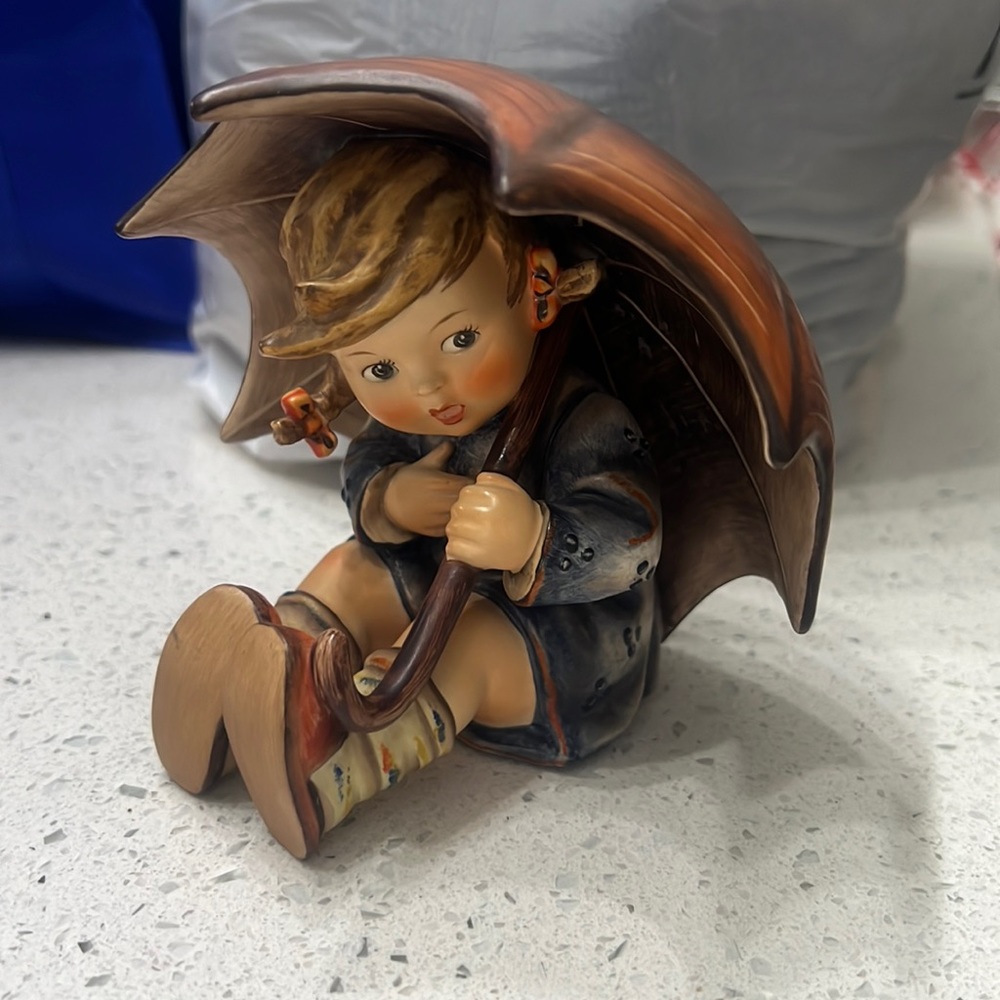 Very rare girl under umbrella Hummel. No box. Excellent condition.